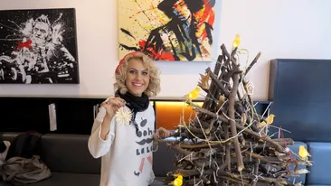 Amna are cel mai ciudat brad de Craciun: o constructie din crengi uscate impodobite cu stelute si ingerasi din ghips