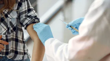 Anglia urmează modelul Franței și al Italiei! Se va impune vaccinarea anti-COVID obligatorie pentru angajații din sănătate